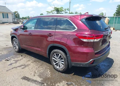 2018 Toyota Highlander Xle z USA, uszkodzony, nr VIN 5TDJZRFH8JS861176